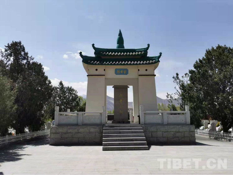 图为位于西藏自治区拉萨市西郊的拉萨烈士陵园的烈士亭