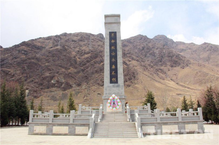中国西藏信息中心山南采访组瞻仰山南烈士陵园